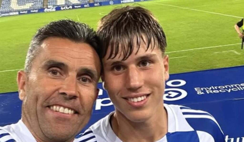 El joven futbolista con su padre en una imagen de archivo. Foto:@davinchi_cm.