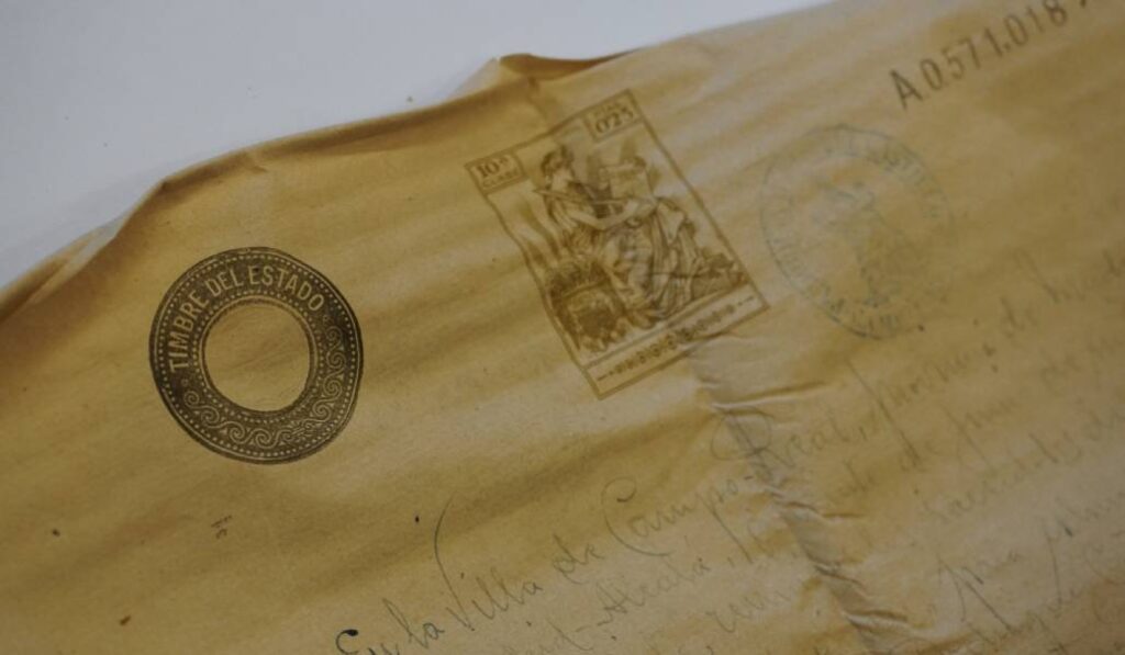 Detalle del documento, con el timbre del Estado. Foto: Diócesis de Alcalá de Henares.