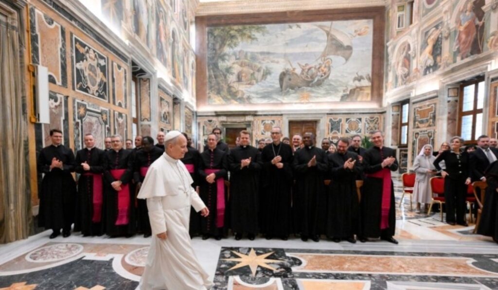 León XIV a su entrada en la Sala Clementina. Foto: Vatican Media.