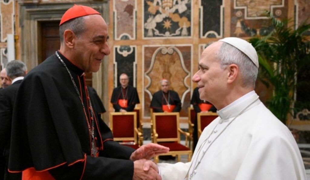 El Santo Padre saluda al cardenal Víctor Manuel Fernández, prefecto del Dicasterio para la Doctrina de la Fe. Foto: Vatican Media.