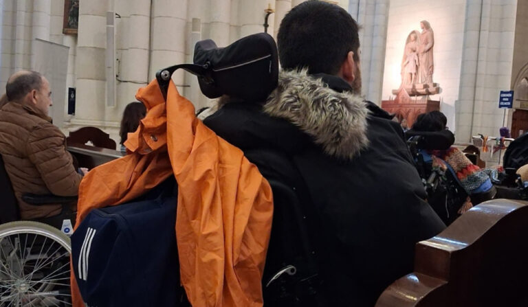 Los enfermos en la catedral de la Almudena.