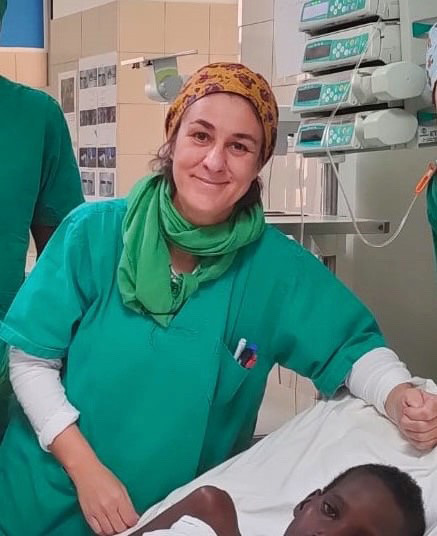 La médico, en el hospital donde están.