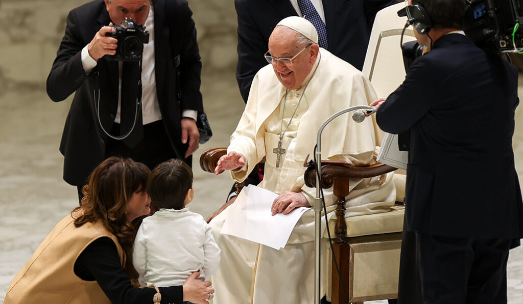 El Papa durante la audiencia de enero de 2025 en la que anunció la creación de la guardería. Foto: CNS.