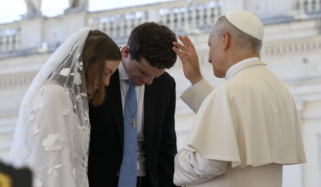 El Papa León XIV con novios. En agosto concedió cinco días de permiso por nacimiento de un hijo. Foto: CNS / Vatican Media.