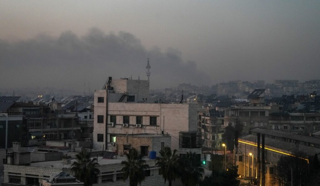Humo de uno de los bombardeos el pasado miércoles en Alepo. Foto: EFE / EPA / Ahmad Fallaha.