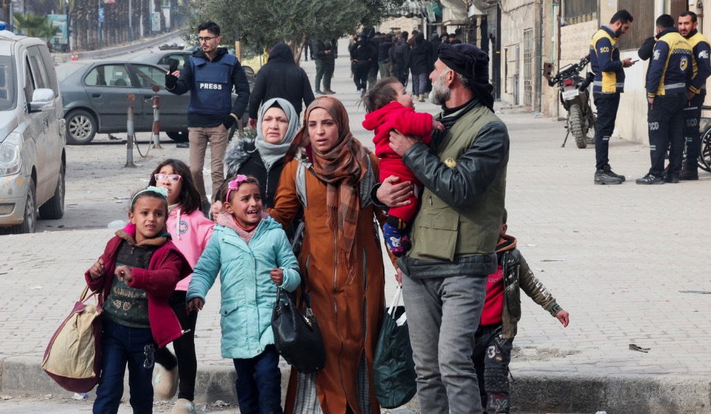 Una familia huye de los enfrentamientos en Alepo. Foto: Reuters / Mahmoud Hassano.