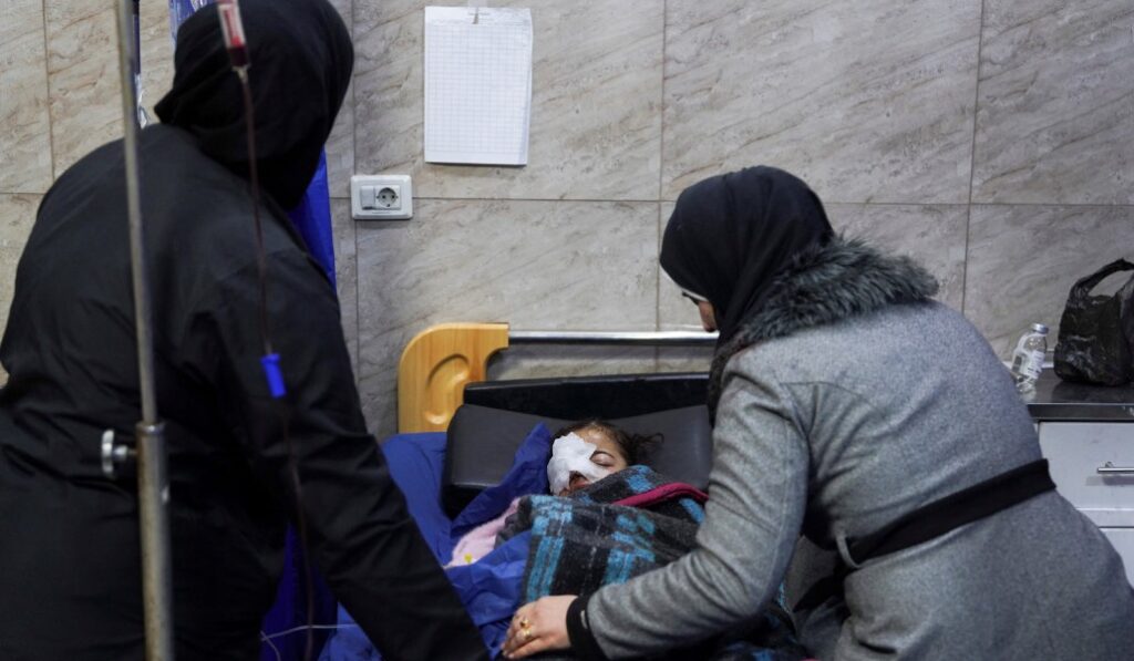 Una niña herida en los enfrentamientos en Alepo es atendida en el hospital el pasado martes. Foto: Reuters / Karam al-Masri.