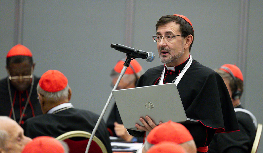 El arzobispo de Madrid interviene durante la sesión del jueves.