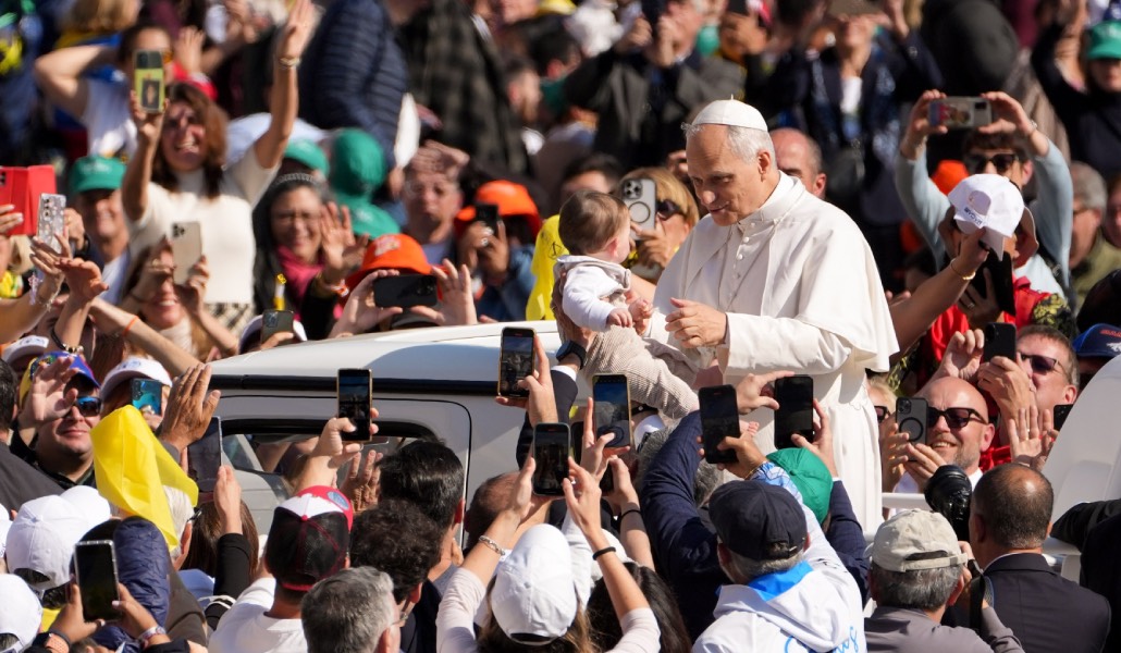 León XIV saluda a los fieles en la plaza de San Pedro durante la canonización de siete beatos. Foto: CNS / Lola Gómez.
