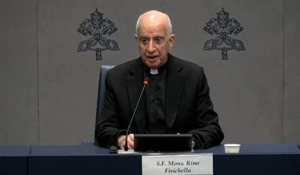 Fisichella durante la rueda de prensa. Foto: Vatican News.