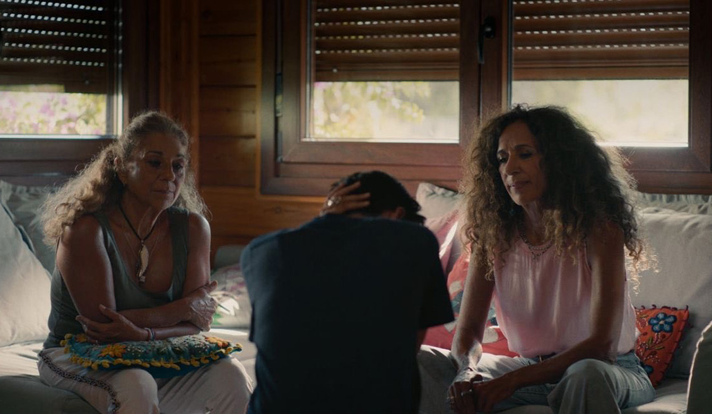 Lolita y Rosario Flores conversan con su sobrina Alba.