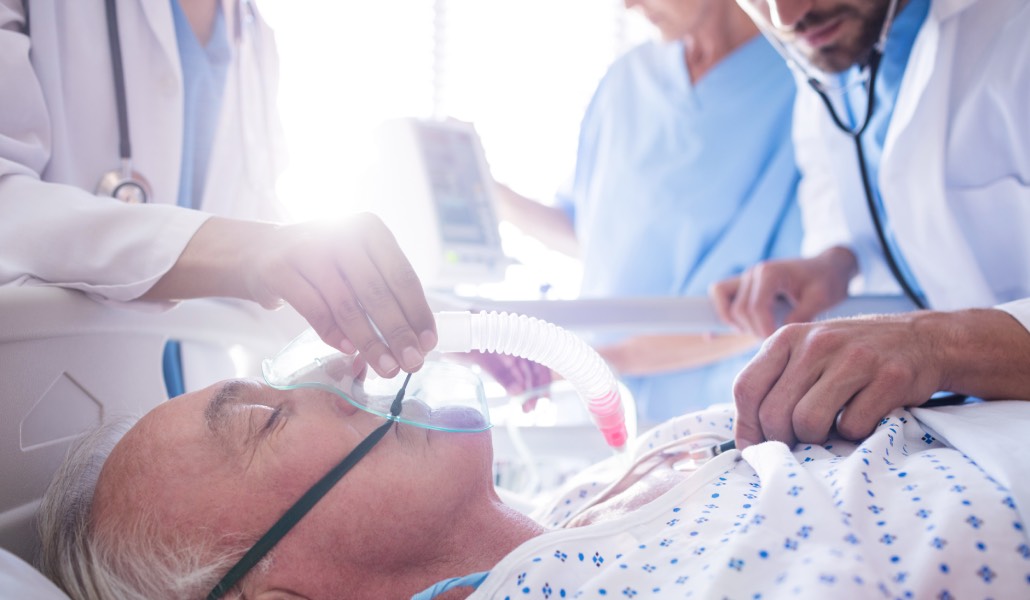 Quien decide la sedación suele hacerlo en un contexto de presión asistencial, explica el geriatra. Foto: Freepik.