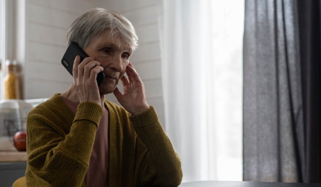 El geriatra denuncia el recurso a la atención telefónica. Foto: Freepik.