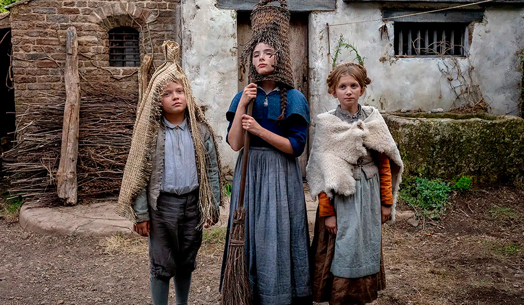 Hamnet (Jacobi Jupe), Susanna (Bodhi Rae Breathnach) y Judith (Olivia Lynes), los tres hijos de Shakespeare, en un fotograma.