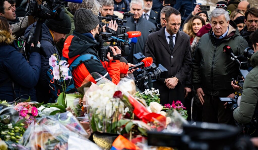 El viceprimer ministro italiano, Antonio Tajani, y Mathias Reynard, presidente del Consejo de Estado del Cantón de Valais, han presentado este viernes sus respetos. Foto: EFE / EPA / Jean-Christophe Bott.