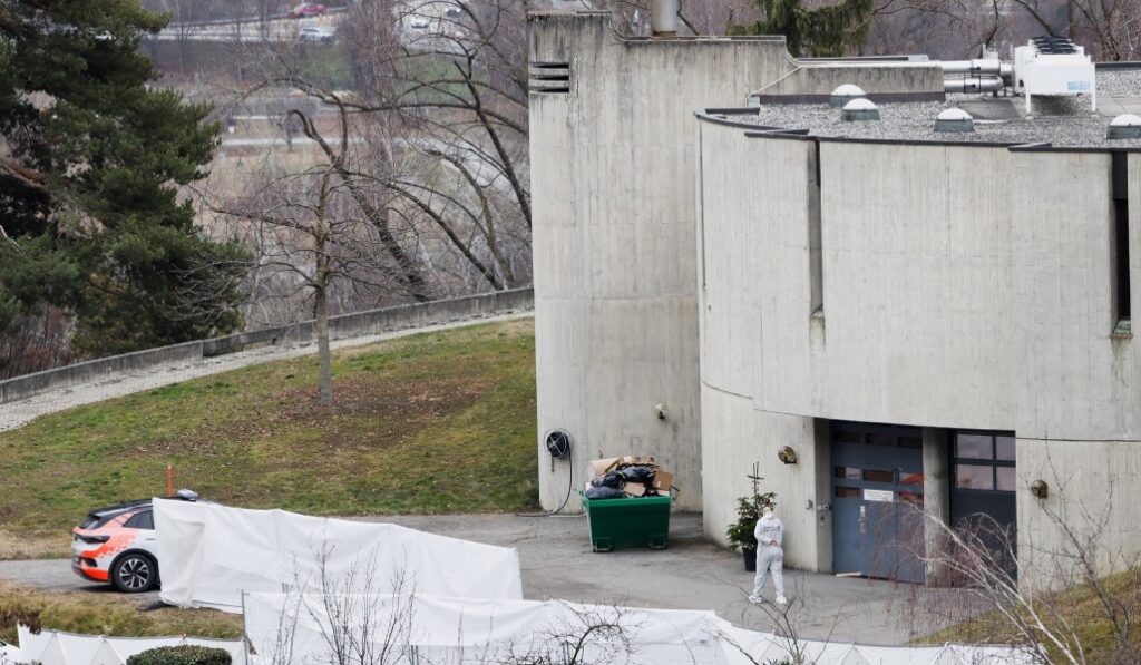 Instantánea del deposito de cadáveres local, donde se han trasladado a los 40 fallecidos. Foto: Reuters / Pierre Albouy.