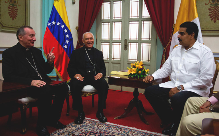 Parolin en una reunión con Maduro en 2013, cuando aún era nuncio en Venezuela. Foto: EFE / Miguel Gutiérrez.