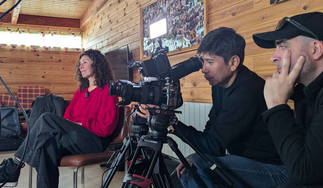 Carrasco (izquierda) durante el rodaje. Foto: cedida por Esther Carrasco.