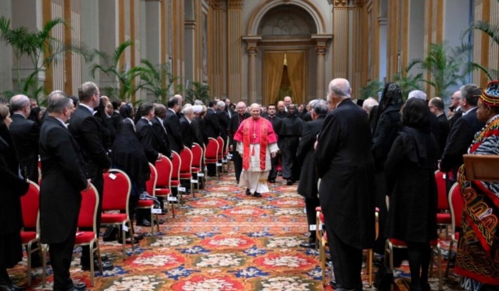 El Pontífice entra al Aula de las Bendiciones, donde ha recibido al Cuerpo Diplomático. Foto: Vatican Media.