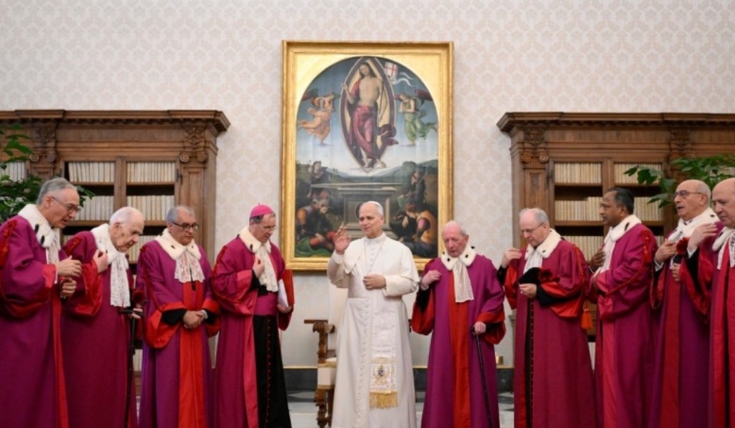 León XIV bendice a los miembros de la Rota Romana. Foto: Vatican Media.