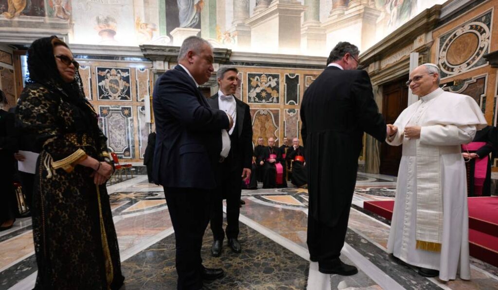 León XIV en su primer encuentro con diplomáticos, en mayo de 2025. Foto: CNS. 