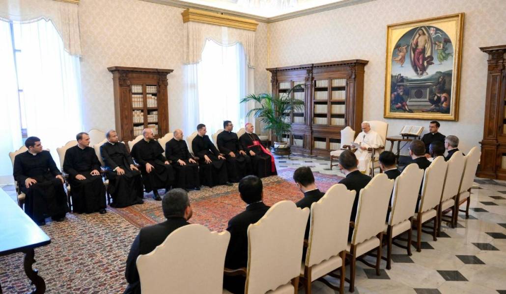 El Santo Padre con sacerdotes de la Pontificia Academia Eclesiástica en una imagen de archivo. Foto: Vatican Media.