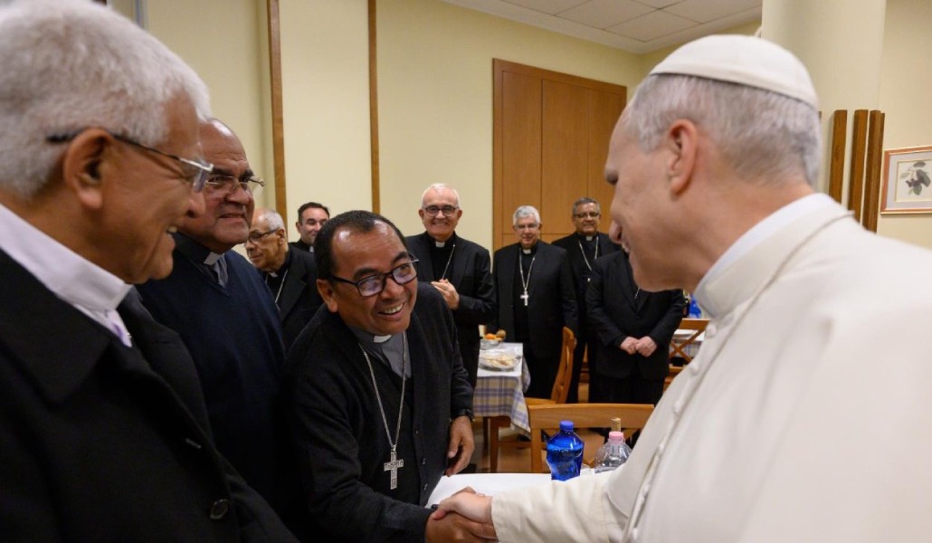 El Papa saluda a los obispos peruanos a su llegada a la comida. Foto: Conferencia Episcopal Peruana.
