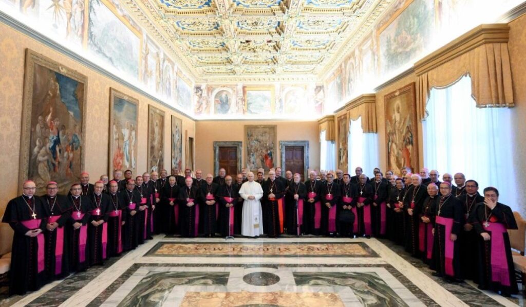 Foto de familia durante la audiencia con el Pontífice. Foto: Conferencia Episcopal Peruana.