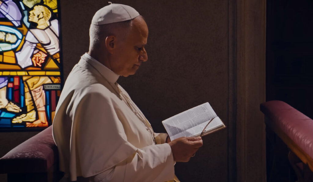 León XIV reza con la Escritura en un momento del vídeo. Foto: Vatican News.