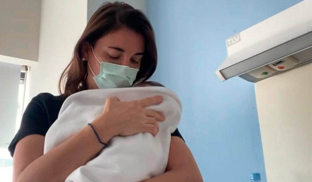 Majo Gimeno con uno de los niños que acompaña