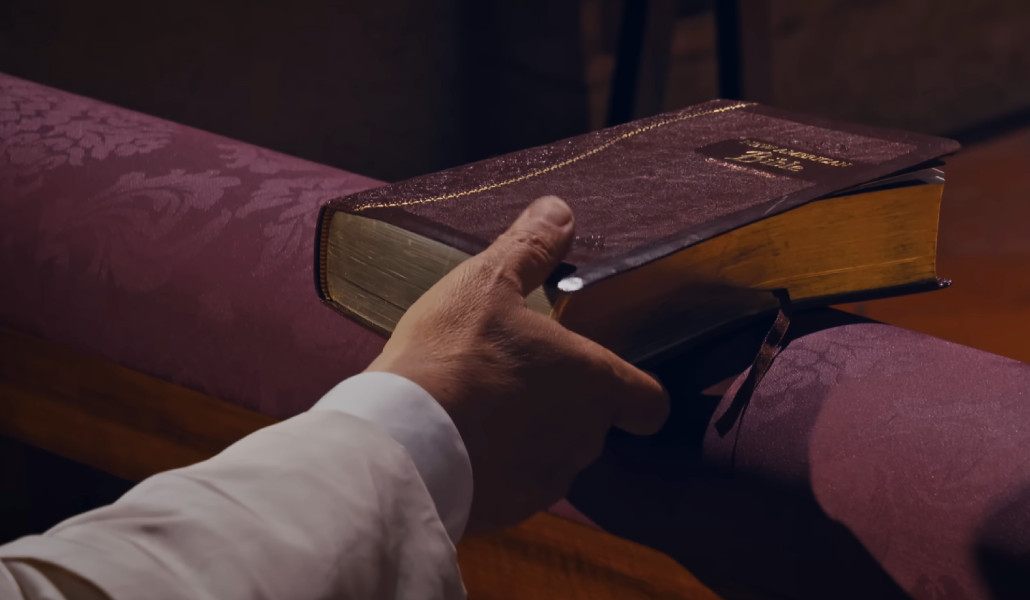 El Papa toma su Biblia para rezar, en un momento del vídeo. Foto: El Vídeo del Papa.