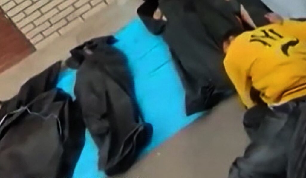 Fotograma de un vídeo del 10 de enero verificado por AFP de docenas de cadáveres en el patio del Centro de Diagnóstico Forense de Teherán. Foto: UGC / AFP / Bakr ALkasem.