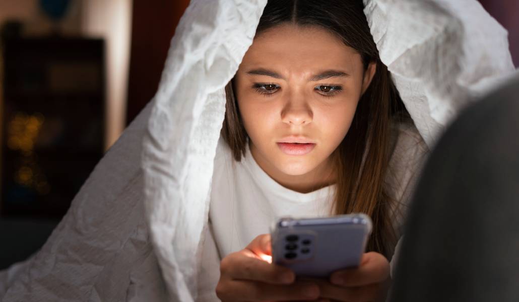 Francia y Australia lideran la batalla en el mundo contra el abuso de pantallas en menores. Foto: Freepik.