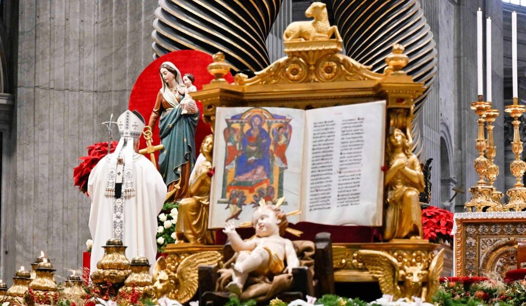 El Papa reza ante una imagen de María el día 1 de enero.