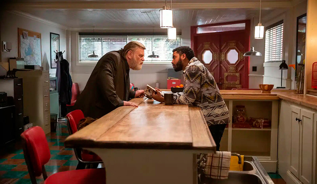 Brendan Gleeson (izquierda) interpreta al policía jubilado Bill Hodges.