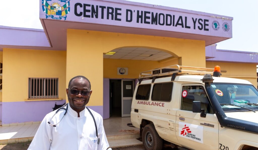 A la derecha, delante del Centro Nacional de Hemodiálisis, en Bangui. Foto: Enrique Bayo.