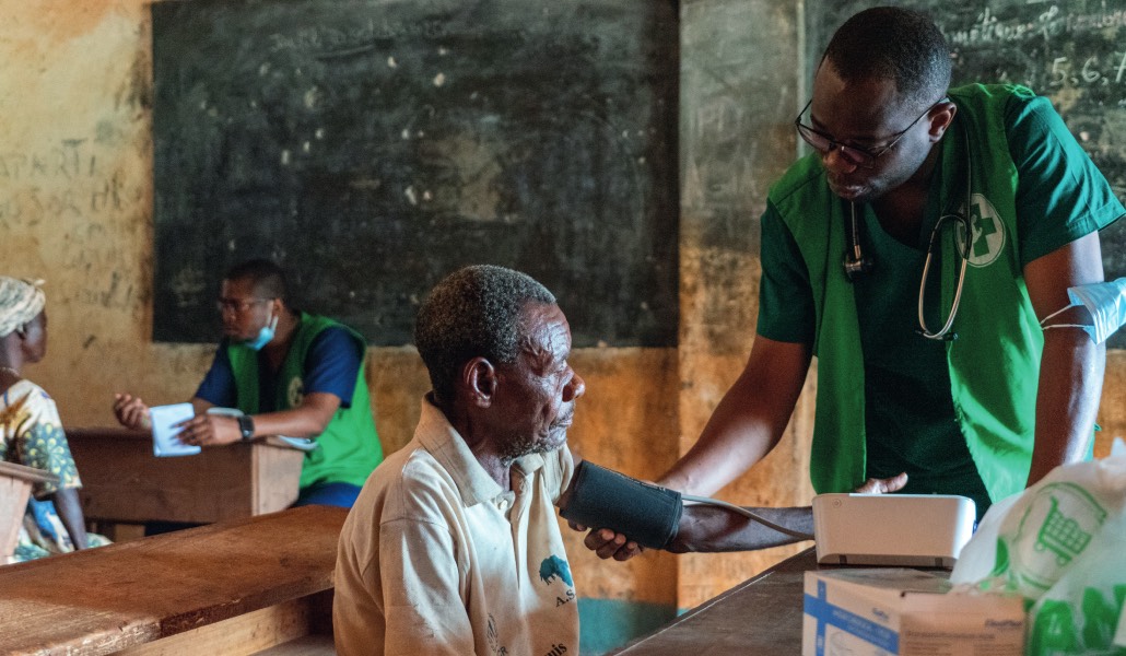 El nefrólogo, de 39 años, con un paciente. Foto: Enrique Bayo.