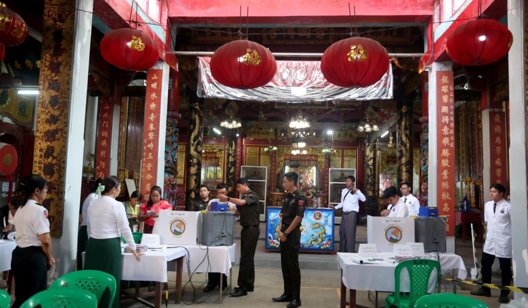 Puesto electoral en Rangún, el domingo. Foto: EFE / EPA / Nyein Chan Naing.