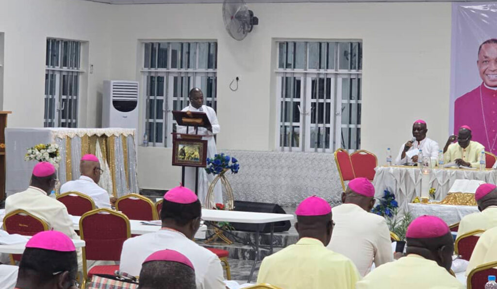 Babangida presenta el informe a los obispos nigerianos.