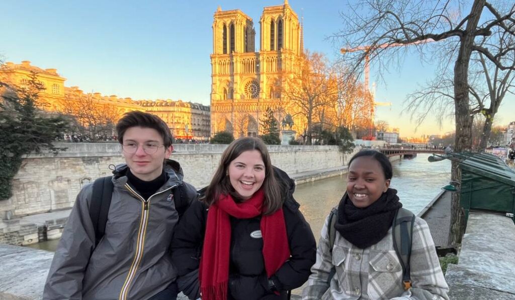 Jóvenes participantes en el encuentro durante un descanso delante de Notre Dame. Foto: CNS.