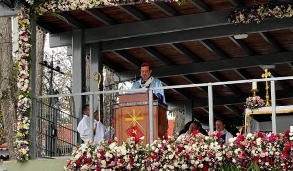 Polito Rodríguez, obispo de Barquisimeto, durante la fiesta de la Divina Pastora. Foto: Radio Fe y Alegría.