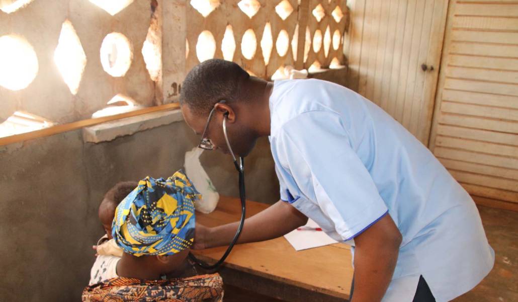 Ouanekpone atiende a un pequeño paciente. Foto cedida por él mismo.