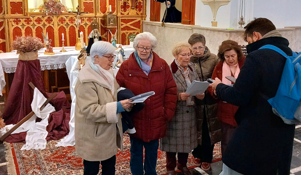 Pablo graba las voces de algunas mujeres en la iglesia de Calzada de Calatrava, en Ciudad Real.