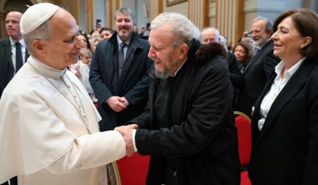 León XIV saluda a Kiko Argüello en presencia de María Ascensión Romero. Foto: Vatican Media.