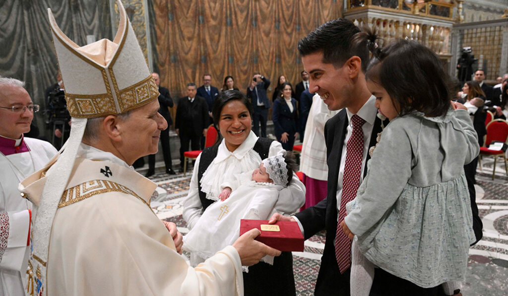 El Papa entrega regalos a las familias de los niños bautizados.