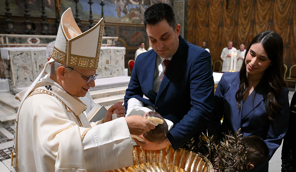 El Papa León XIV bautiza a uno de los 20 niños en la Capilla Sixtina del Vaticano el 11 de enero de 2026, festividad del Bautismo del Señor.