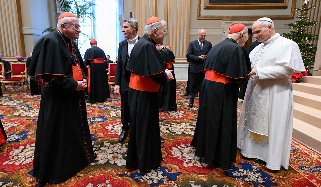 El Pontífice con algunos cardenales de la Curia durante su tradicional encuentro prenavideño, el 22 de diciembre.