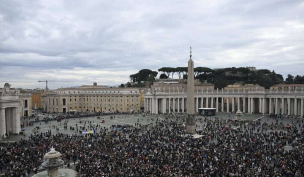 Los fieles congregados en la plaza de San Pedro escuchan al Santo Padre. Foto: Vatican Media.