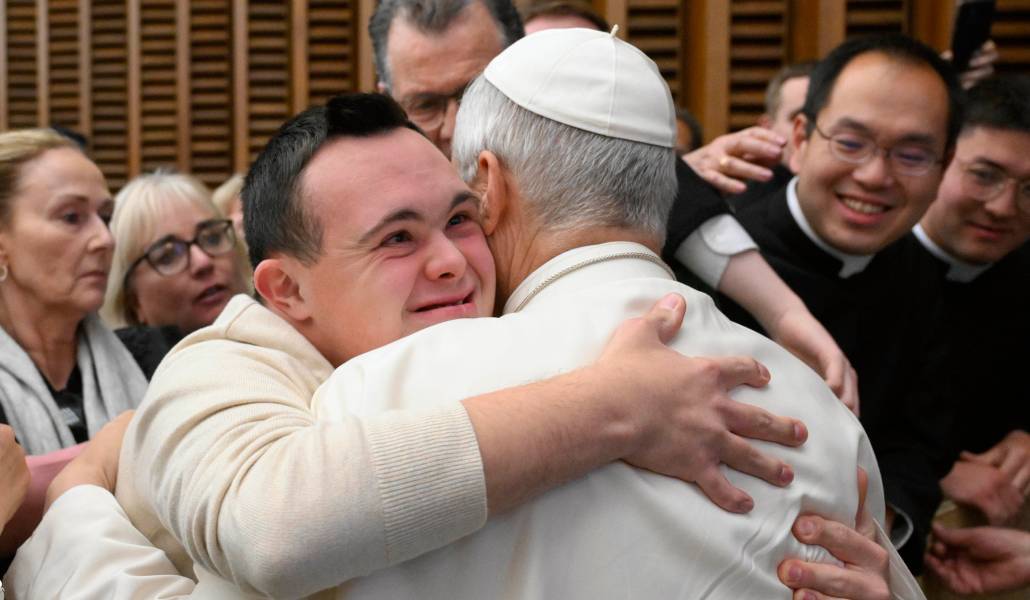 El Papa con un enfermo durante su última audiencia general. Foto: CNS.