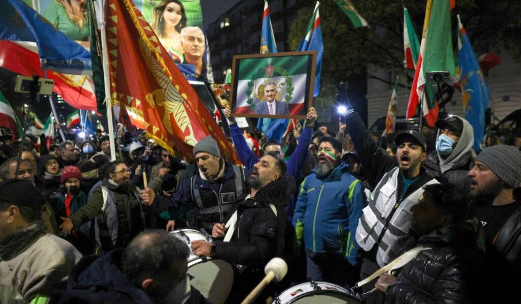 Manifestación en contra del régimen de Irán ante la su embajada en Londres. Foto: CNS / Reuters / Isabel Infantes. 